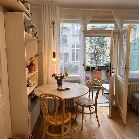 Lägenhet Cozy With A Terrace In The Center Of Prag